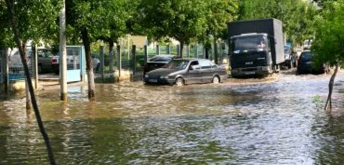 Craiova:Lăsaţi pe uscat de o conductă veche