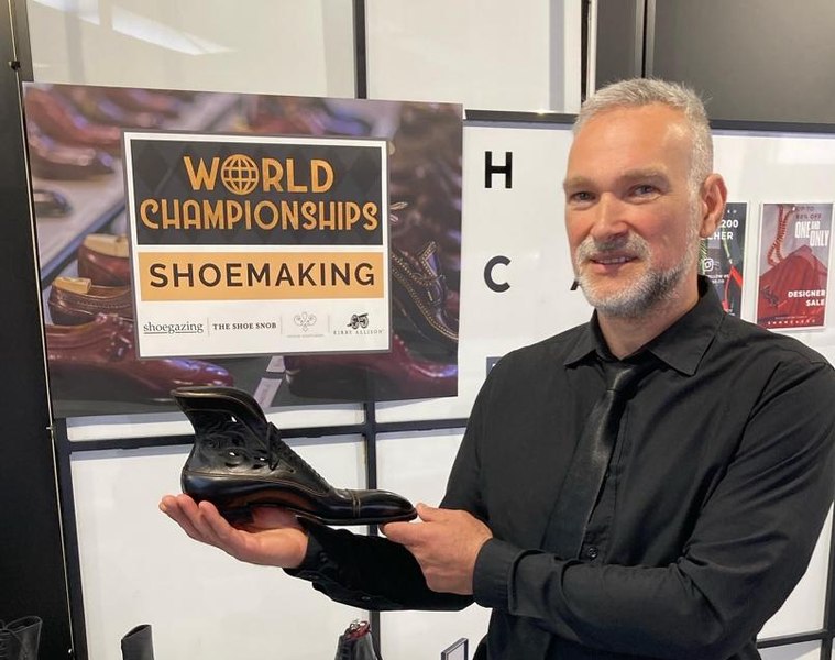 Pantofi făcuți de Victor Vulpe, argint la Campionatul Mondial de Construcția Pantofului. Este o premieră pentru România FOTO