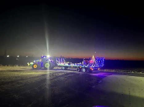 Tractorul cu daruri la Berliște FOTO Asociația Bardeau