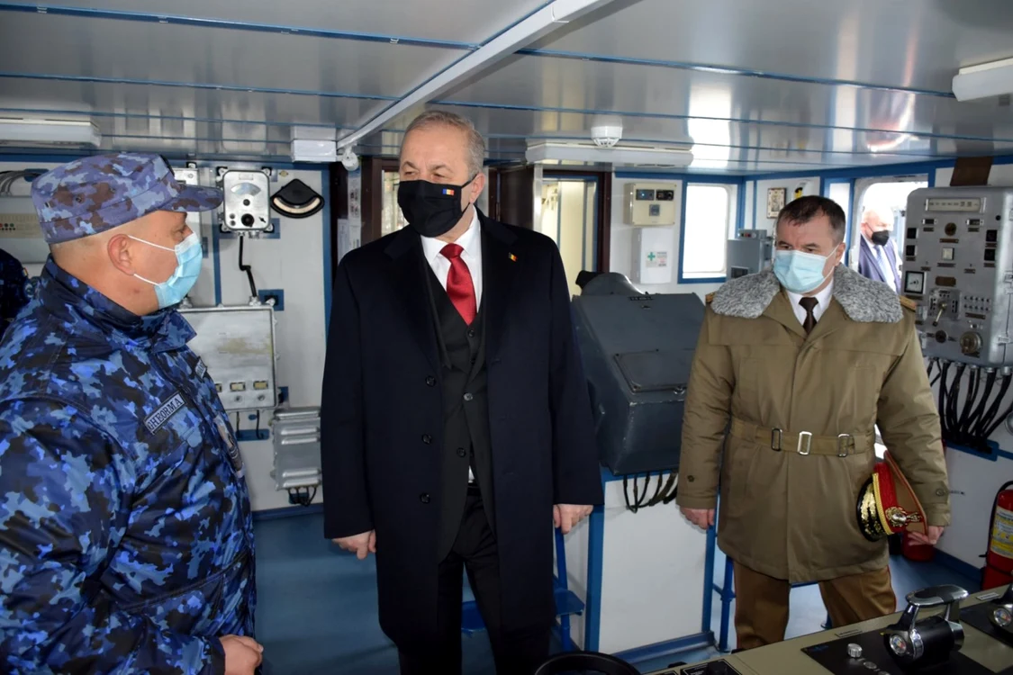 Vasile Dîncu, ministrul Apărării, în Portul Constanţa foto: navy.ro