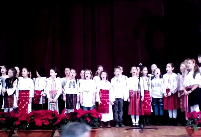 
    Elevii din clasele mici de la Școala ”Anastasia Popescu” din Capitală au fost premiați la un concurs de colinde  