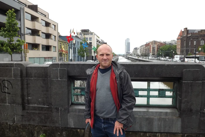 Jurnalistul belgian Christophe Devriendt, pe "Pont de l' Avenir". De aici începe cartierul Molenbeek