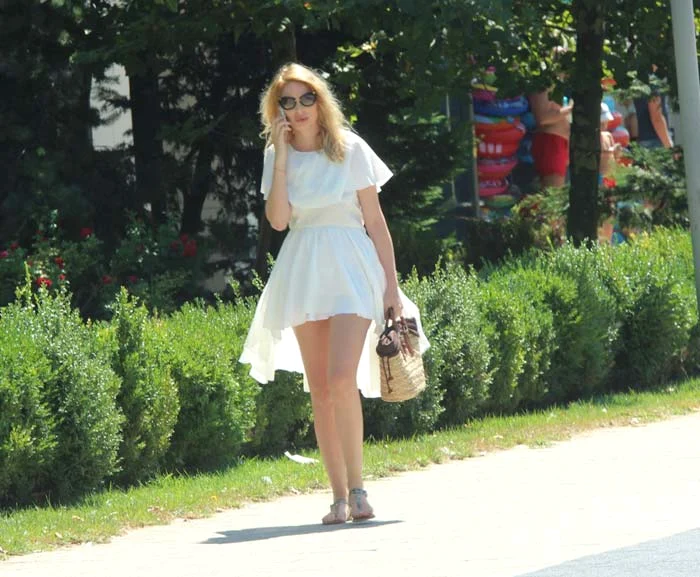 Vântul şi-a făcut de cap cu rochia lui Pelinel foto: Mihai Ionescu