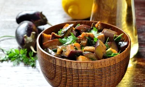 Vinete condimentate facute la cuptor Sursa foto shutterstock 566931247 jpg