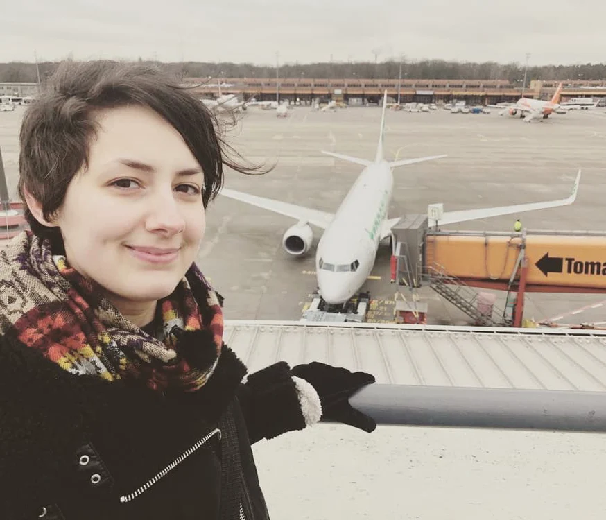 Michele Michele Köbke, alături de aeronava de care a fost îndrăgostită - un avion Boeing 737-800 