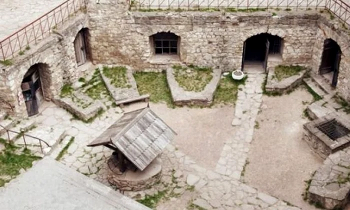Cetatea Soroca a fost construită pe locul unei fortăreţe genoveze jpeg