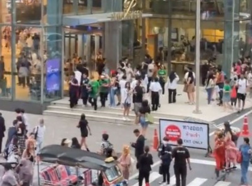 Atac armat într-un mall din Bangkok: cel puțin trei persoane au fost ucise de un atacator de 14 ani VIDEO