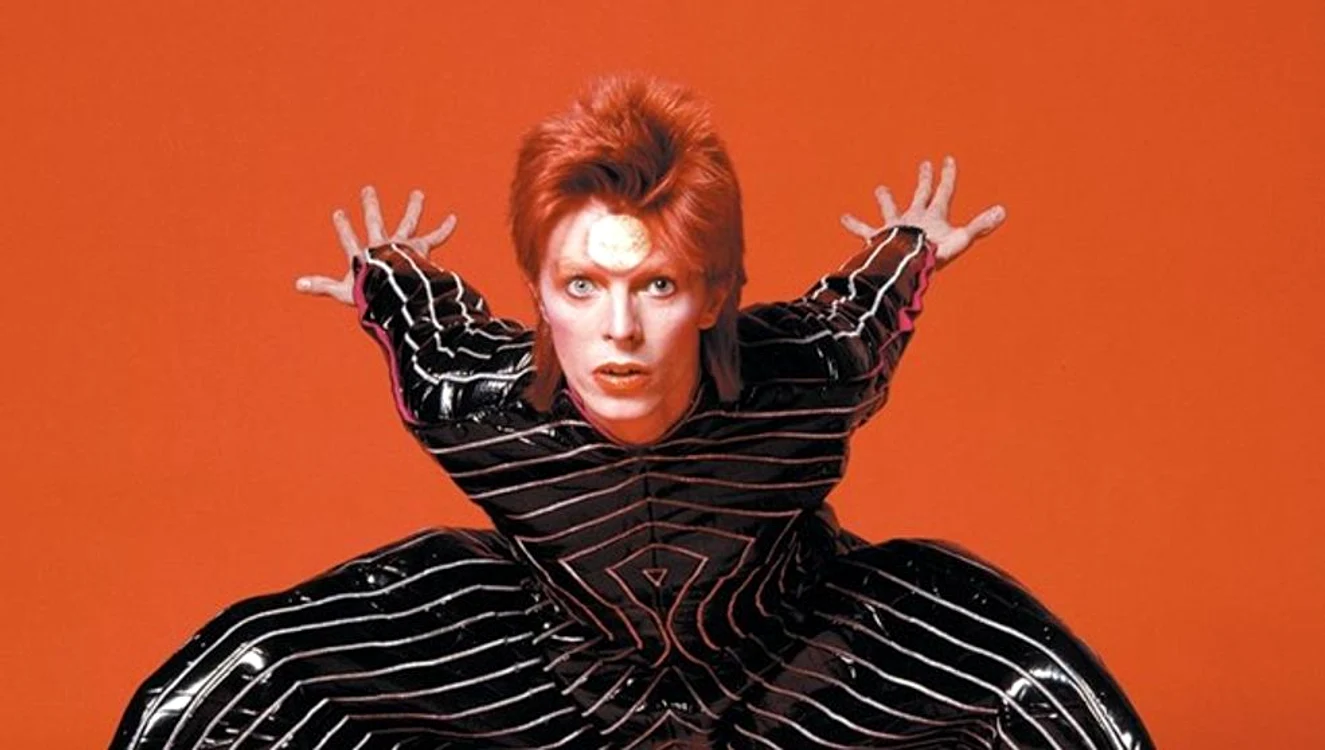 David Bowie, un artist recunoscut pentru apariţiile sale camelonice 