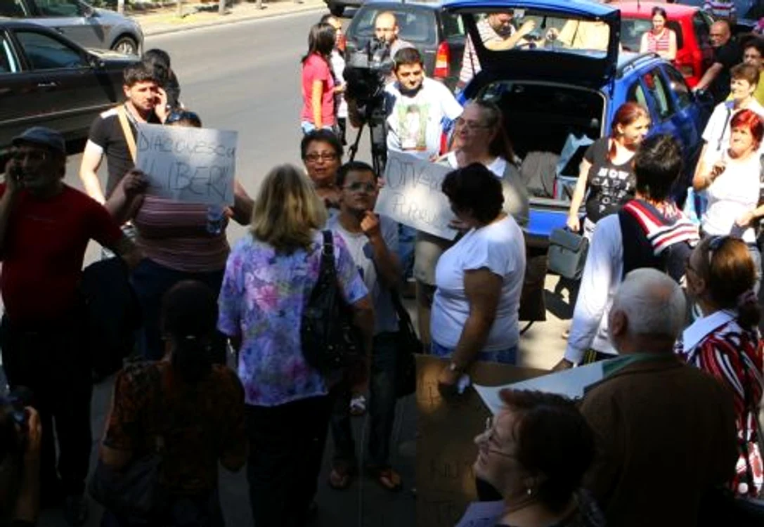 Judecătoria Sectorului 1, asaltată de câteva zeci de susţinători ai lui Dan Diaconescu