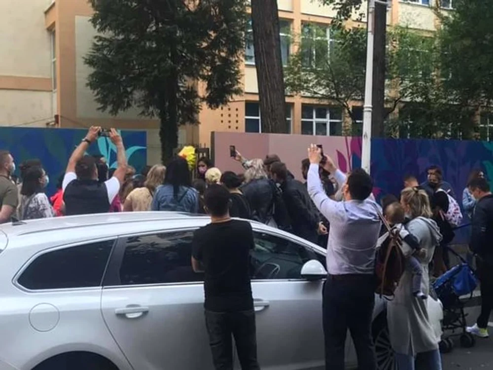 
    La Școala 150 din București, s-au organizat festivități doar pentru elevii clasei pregătitoare. Ceilalți, s-au întâlnit direct în clase  