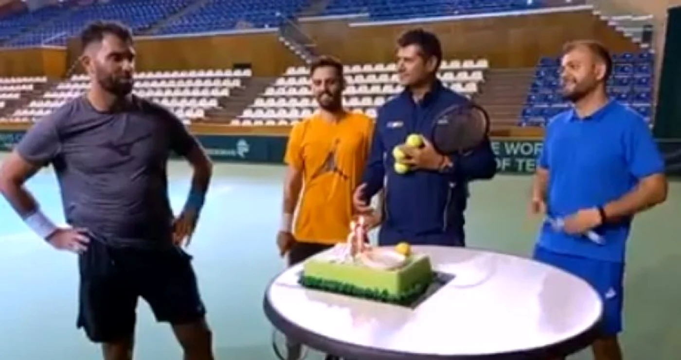 
    Horia Tecău și tortul primit la antrenamentul din Cupa DavisFOTO: Facebook/ FR Tenis  