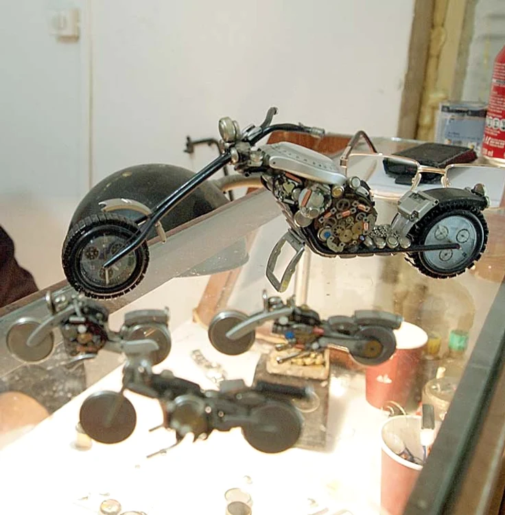 Motocicletele realizate din  componente de ceas sunt  “vânate” de colecţionari