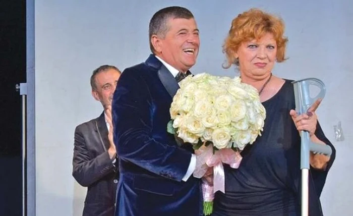 
    Cezara Dafinescu urca pe scenă în cârje după operația greșită  