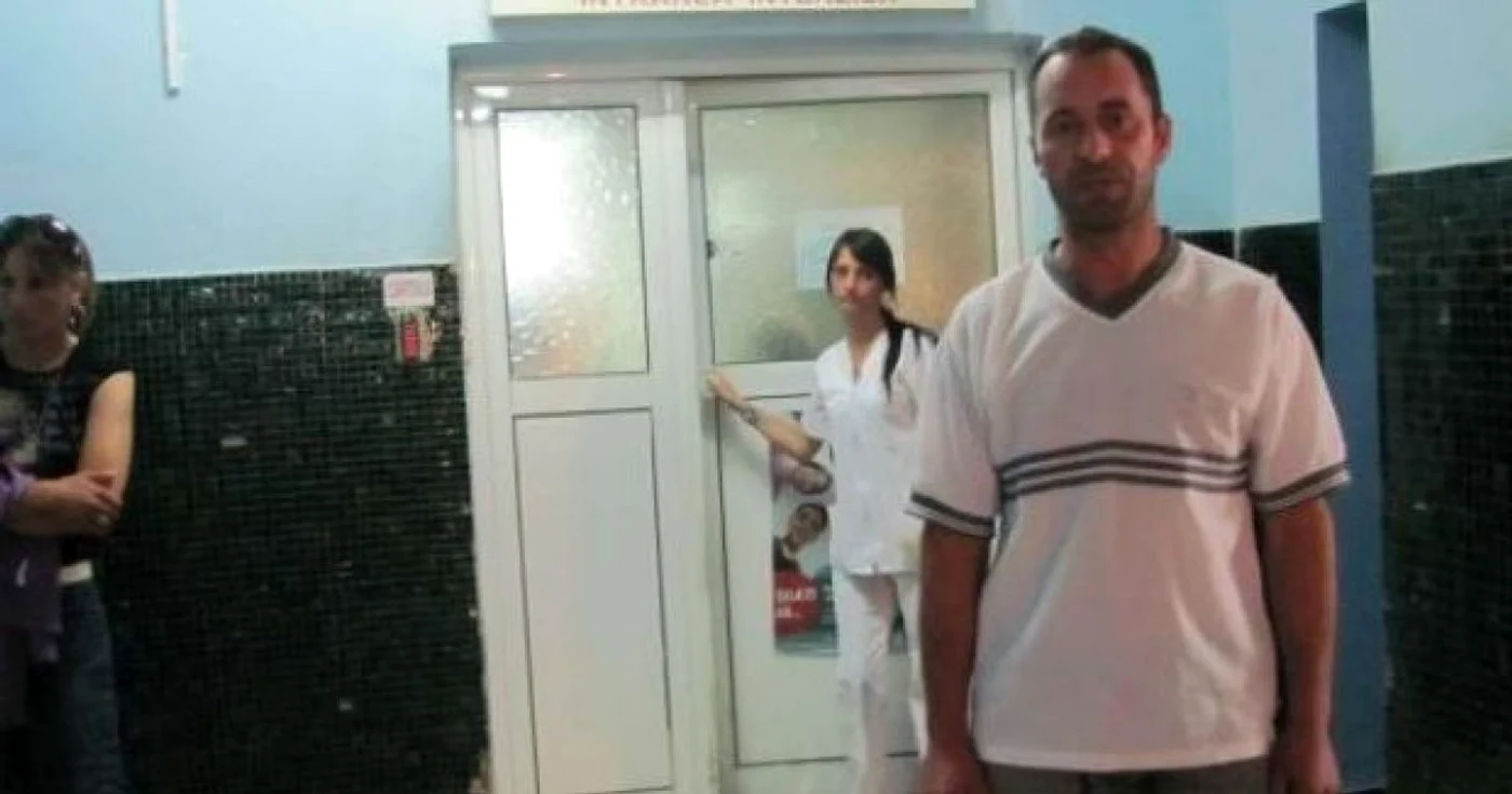 Liviu Vulcănescu ne-a arătat listele cu medicamentele pe care le-a cumpărat, ca fiul său să fie tratat.
