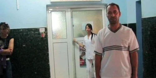 Liviu Vulcănescu ne-a arătat listele cu medicamentele pe care le-a cumpărat, ca fiul său să fie tratat.