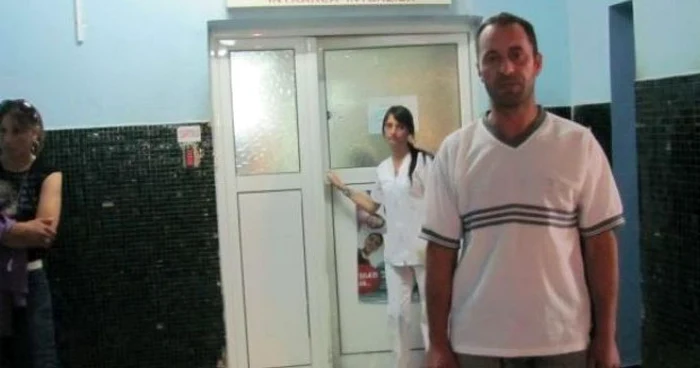 Liviu Vulcănescu ne-a arătat listele cu medicamentele pe care le-a cumpărat, ca fiul său să fie tratat.