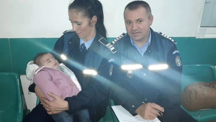 Copilul a fost îmbrăcat imediat de poliţiştii inimoşi