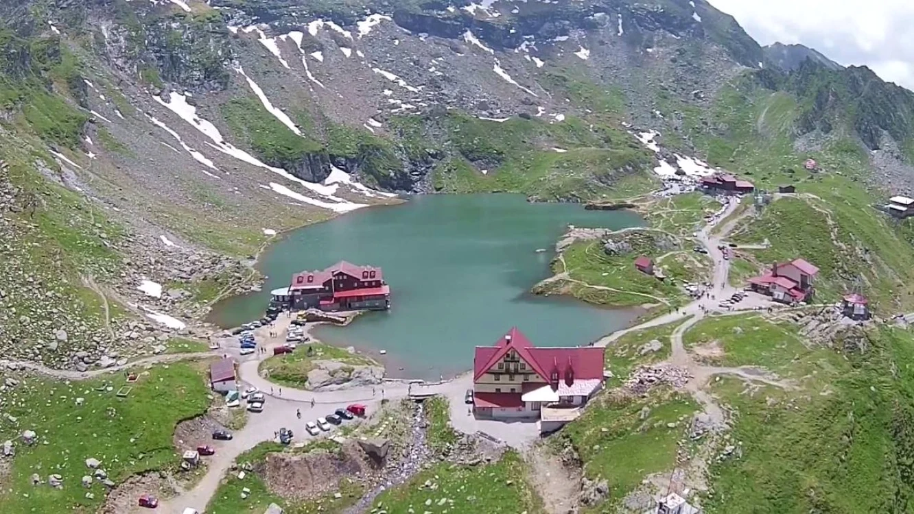 Lacul Bâlea se află în cel mai înalt punct al Transfăgărăşanului FOTO: YouTube