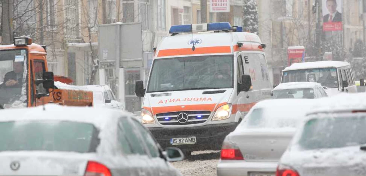 Ambulanţele ajung cu greu la cazuri din cauza zăpezii de pe străzile secundare