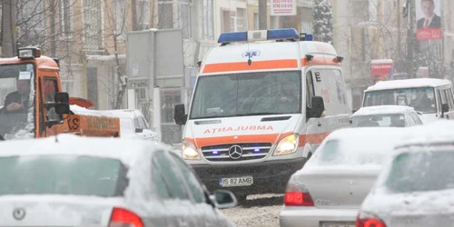 Ambulanţele ajung cu greu la cazuri din cauza zăpezii de pe străzile secundare