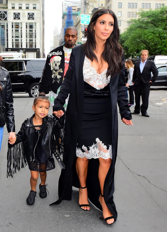 Kim Kardashian, asorată cu fiica ei, chiar și atunci când poartă o rochie super sexy