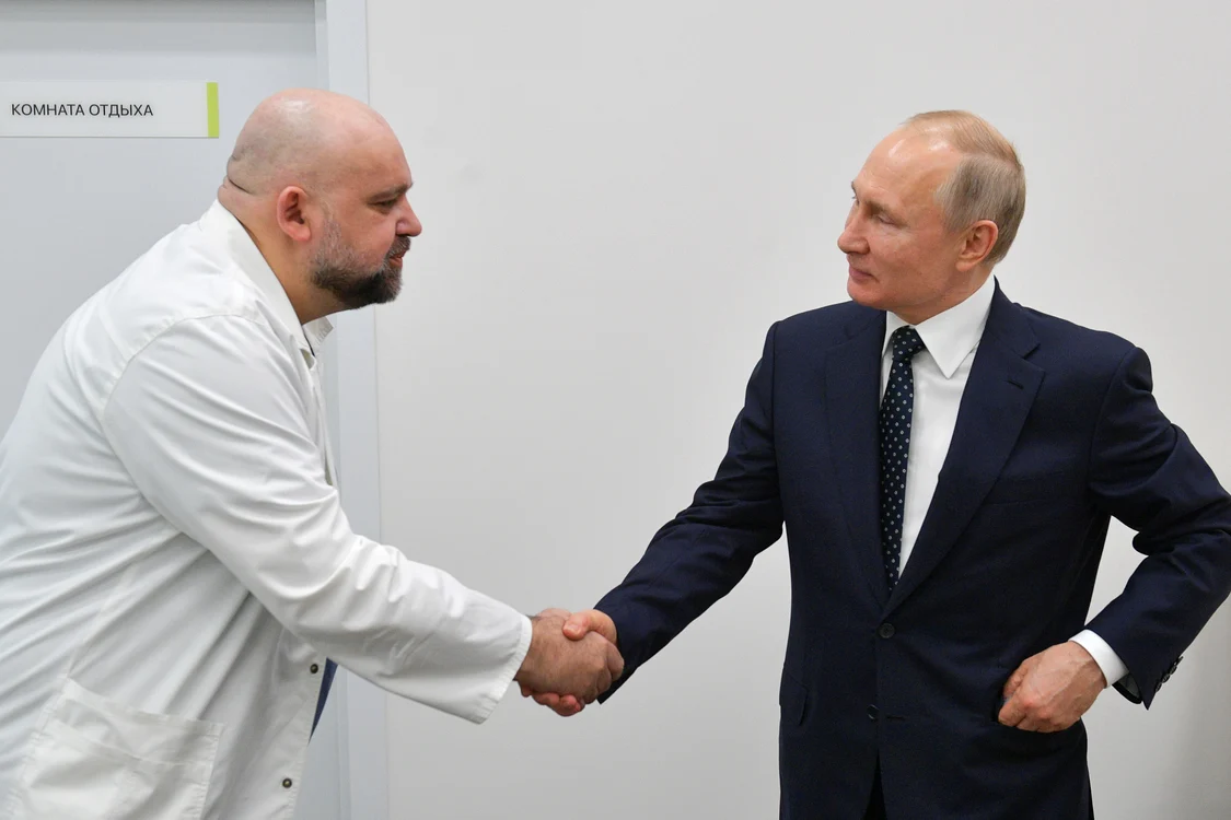 La 24 martie, liderul de la Kremlin a vizitat spitalul Kommunarka și i-a strâns mâna doctorului Denis Proțenko