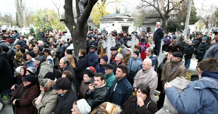 Mulţimea de curioşi adunată la mormântul lui Şerban Ionescu FOTO Dorin Constanta