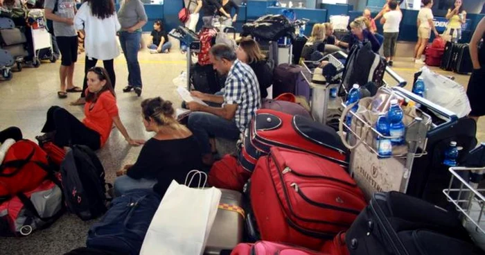 Turiştii israelieni rămaşi blocaţi pe aeroportul Fiumicino din Roma FOTO: Il Messaggero