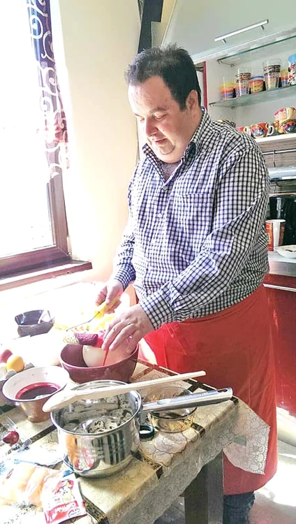 Dorin Cioabă, în acţiune la bucătărieFoto: Tudor Alexandrescu