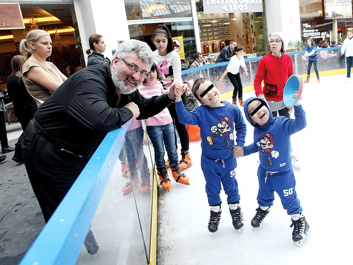 Maximus (7 ani) și Eduard (4 ani) adoră sporturile de iarnă, la fel ca și tatăl lor, Silviu