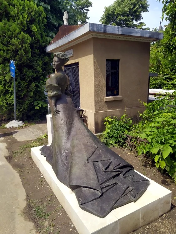 Statuia o înfățișează pe Florina Cercel elegantă, ca o contesăfoto: BLITZ /Click!