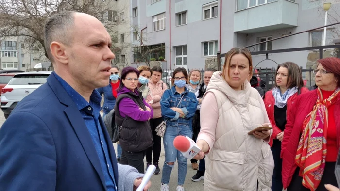 Inspectorul şcolar general-adjunct Victor Iacobescu a vorbit cu părinţii, însă nu le-a putut satisface cererea FOTO: Alina Mitran