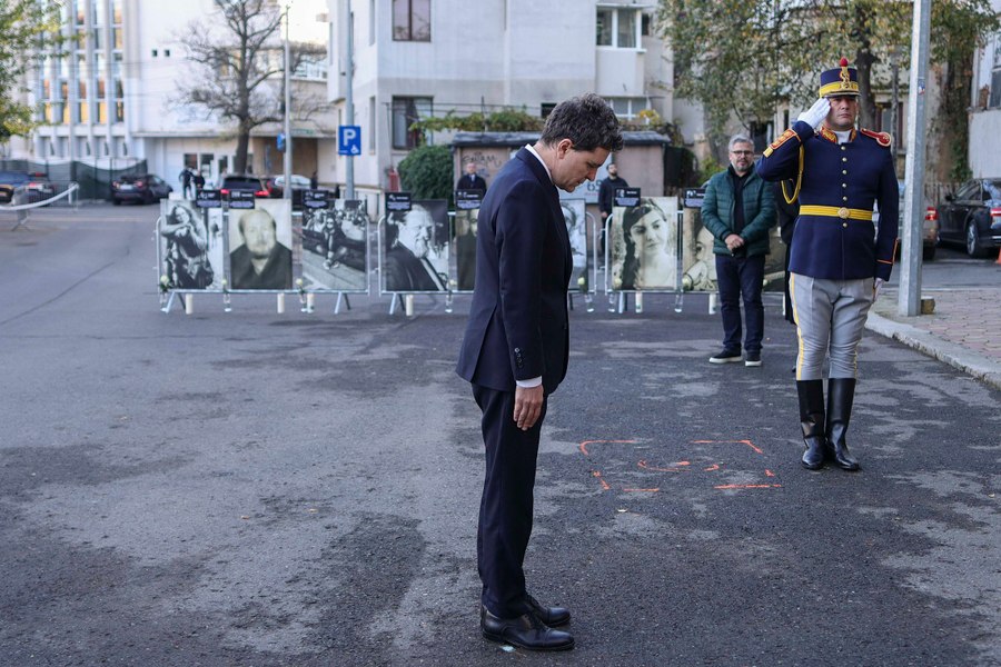 Nicușor Dan a depus o coroană pentru victimele de la Colectiv. Slujbă de pomenire, în fața fostului club, la 10 ani de la tragedie