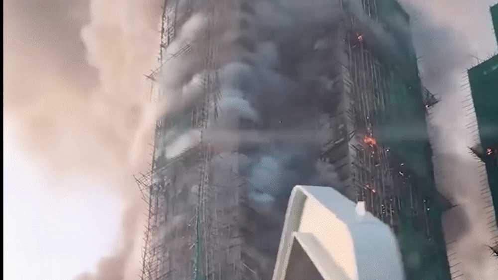 Incendiu devastator în Hong Kong. Mai multe clădiri rezidențiale înalte sunt în flăcări. Sunt morți și răniți