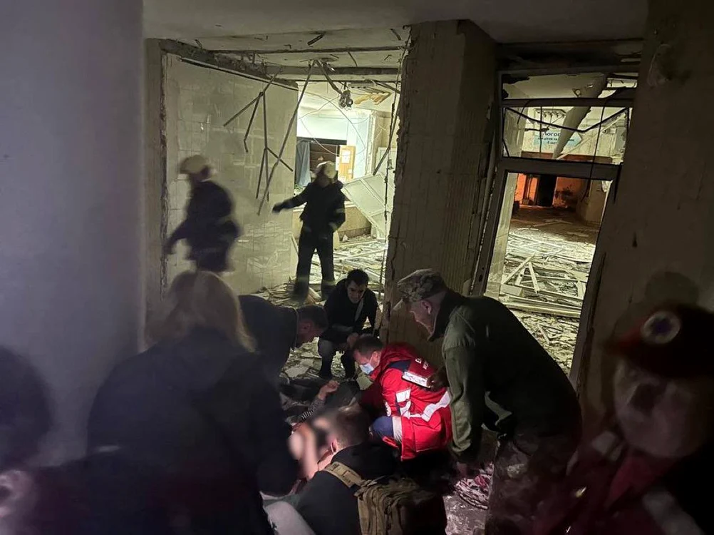 Mai multe clădiri civile au avut de suferit în ultimul atac al rușilor FOTO Twitter/Mariana Betsa