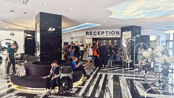 Turiștii români au făcut coadă la recepția hotelului pentru cazare. Foto: Ovidiu Oprea