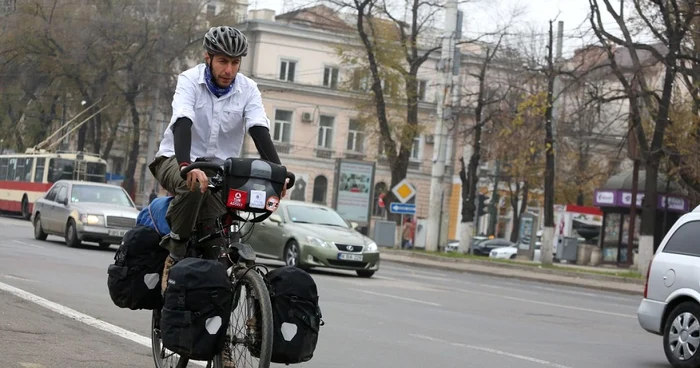 La intrare in Chisinau, calatorul a dat de drumuri proaste, flancate de multi arbori. FOTO Dumitru Goncear