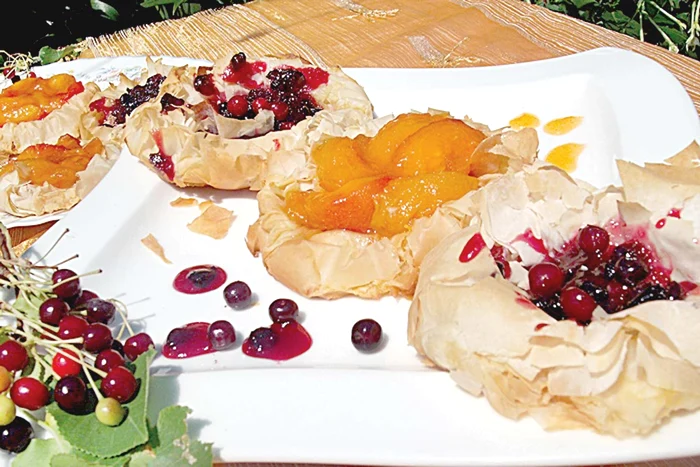 
    Cuiburi cu cireşe amare şi caise parfumate  