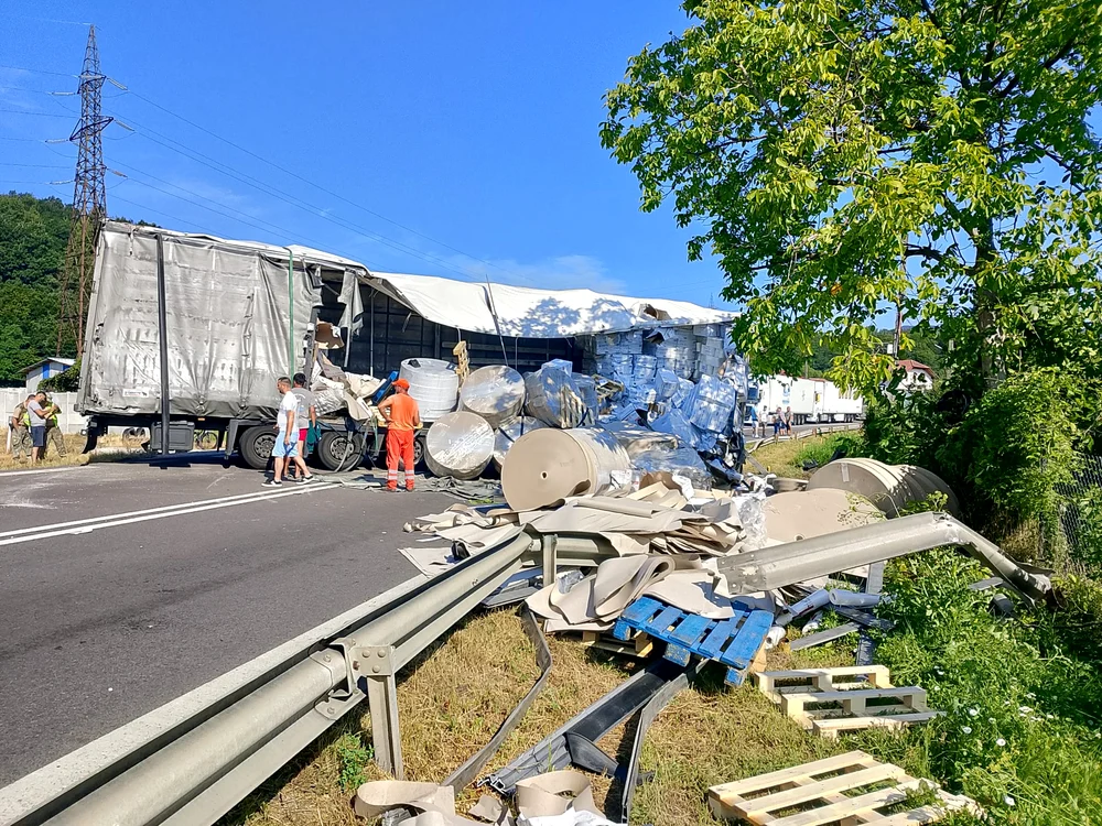 Accident pe Valea Oltului: un TIR plin cu hârtie igienică s-a răsturnat pe DN7 FOTO: DRDP Craiova