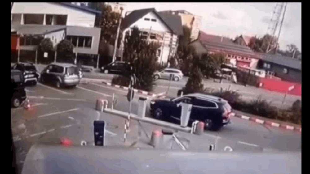 Momentul în care o şoferiţă neatentă distruge bariera unei parcări din Târgu Jiu și se înfige într-o mașină