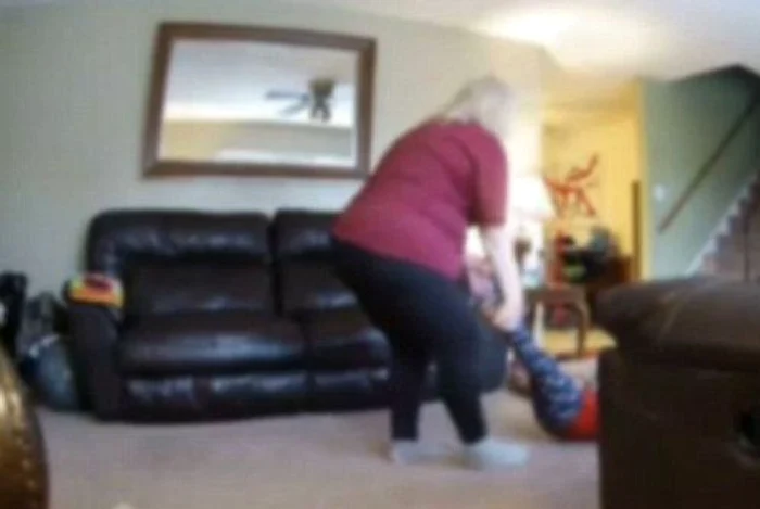 
    Dădaca a fost arestată pentru felul în care s-a comportat cu băiețelul de patru aniFoto: captură video  