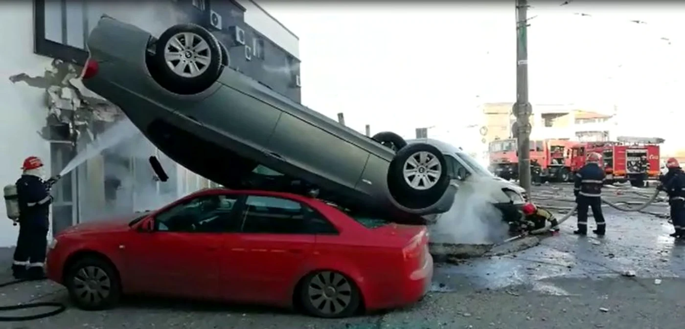 Mai multe maşini au fost măturate de suflul exploziei, iar una dintre ele a fost proiectată peste un alt autovehicul Foto: captură video ISU Galaţi