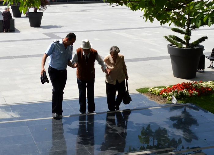 Ca de obicei, bâtrânii au fost printre primii care au dorit să îşi exercite dreptul la vot FOTO: Simona VOICU