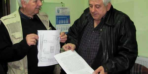 Dumitru Maican, patronul SRL-ului (dreapta), spune că schiţa în baza căreia s-a făcut evacuarea este incorectă