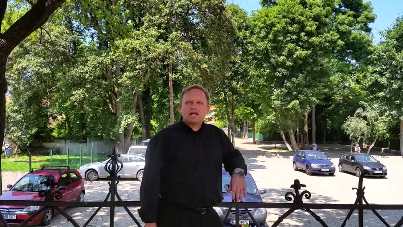 Preotul-profesor Florin Bozântan spune că a dat o recomandare prin telefon. FOTO: captura video