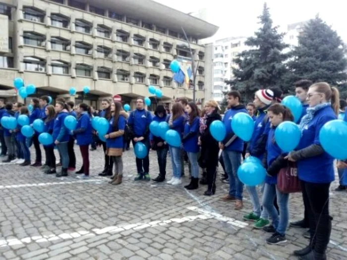 Zeci de copii s-au adunat astăzi în faţa Primăriei pentru a celebra Ziua Mondială a Conştientizării Autismului FOTO botosaneanul