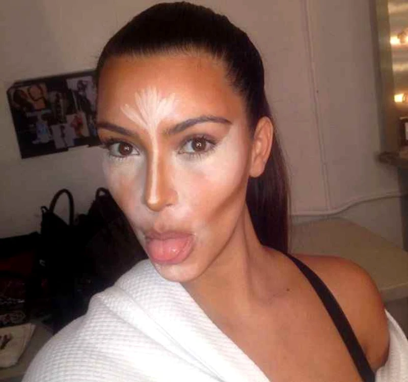 Kim Kardashian le-a arătat fanilor cum se desfăşoară o şedinţă de machiaj pentru ea. (Foto: Twitter)