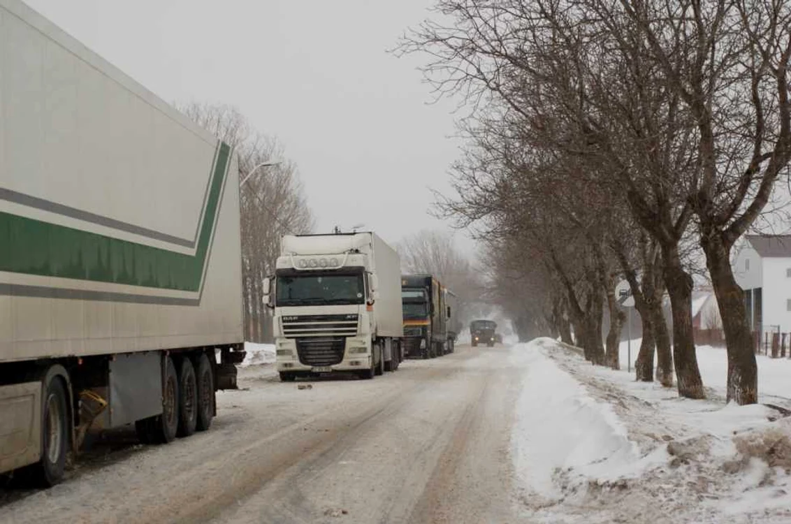 Peste zece tiruri au rămas blocate în zona Ilişeşti. FOTO: Arhivă Adevărul