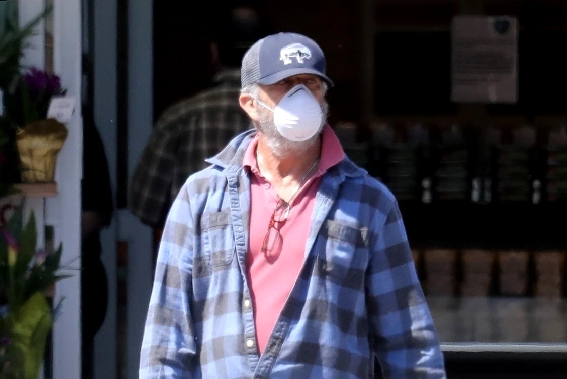 
    Mel Gibson a ieșit la cumpărături cu masca pe față, în vremea epidemiei de COVID-19foto: Profimedia  