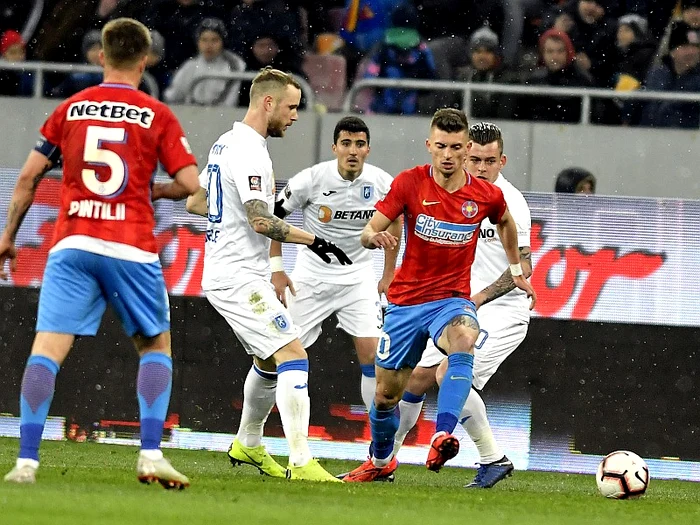 
    Matteo Fedele, în duel cu Florin TanaseFoto: sportpictures.eu  